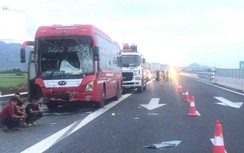 Hiện trường vụ xe khách giường nằm húc ô tô 16 chỗ trên cao tốc Vĩnh Hảo