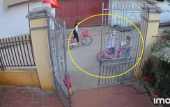 Thấy em bé đứng một mình, 3 nữ sinh có hành động hút hơn 1 triệu lượt xem