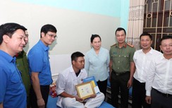 Trao huy hiệu Tuổi trẻ dũng cảm cho chiến sĩ cứu 6 người trong đám cháy