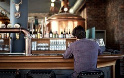 Phát hiện dấu hiệu "lạ" trong miệng sau khi hôn người lạ ở quán bar