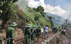 Huy động 150 người dập đám cháy rừng cạnh tuyến đường sắt qua đèo Hải Vân