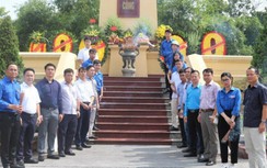 Khu Quản lý đường bộ I dâng hương tri ân các anh hùng liệt sĩ