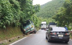 Trời mưa, va chạm với ô tô tải, nam thanh niên đi xe máy tử vong trên QL3