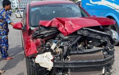 Ô tô con biến dạng phần đầu sau va chạm với xe quân đội ở Quảng Ninh