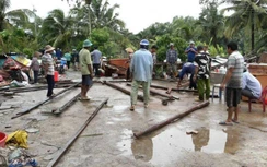 Lốc xoáy làm sập nhà, 15 hộ dân ở Kiên Giang lâm cảnh màn trời chiếu đất