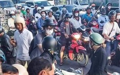 Taxi đâm hàng loạt xe máy đang dừng đèn đỏ ở Đà Nẵng