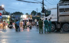 Xe tải ôm cua va chạm xe máy, hai vợ chồng công nhân tử vong