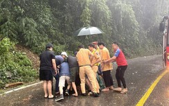 Sạt lở nghiêm trọng ở đèo Bảo Lộc, 1 ô tô con bị vùi lấp