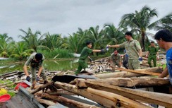 Cà Mau: Lốc xoáy làm sập, tốc mái hơn 100 căn nhà, 3 người bị thương