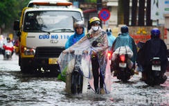Hà Nội: Người dân bì bõm lội về nhà sau trận mưa lớn