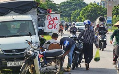 Lộn xộn xe tải lập quầy bán hàng di động dưới lòng đường