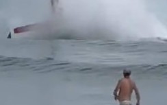 Video máy bay lao xuống biển, lộn nhiều vòng gần nơi khách đang tắm