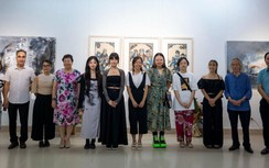 Giám tuyển mang 2 dòng máu khai mạc triển lãm Defiant vision