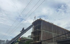 Thi công mái nhà va vào đường điện làm 1 người tử vong, 2 người bị thương