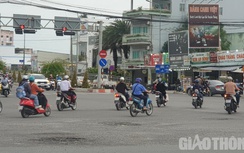 Nhiều ổ gà xuất hiện trên đường phố Cần Thơ sau những cơn mưa triền miên