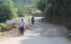 Dân kêu trời vì tuyến đường huyết mạch sạt lở cả năm không được sửa