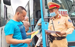 CSGT tuyên truyền, kiểm tra từ trong bến, tài xế chấp hành nghiêm