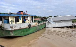 Tài công uống rượu, lái sà lan tông vào nhà bè trên sông Hậu