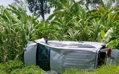 Video TNGT 3/8: Xe 7 chỗ lật nghiêng bên mương sau va chạm với xe tập lái