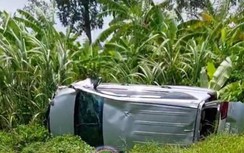Ô tô 7 chỗ lao xuống lề đường lật ngang sau khi va chạm xe tập lái