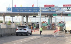 Mâu thuẫn trên cao tốc, tài xế ném đá vỡ kính ô tô người khác