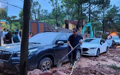 Lở đất ở Sóc Sơn: Vật lộn giải cứu ô tô mắc kẹt trong đêm