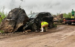 Cảnh sát giao thông chủ động cấm đường tại các điểm có nguy cơ sạt lở