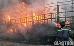Xe tải chở bánh kẹo cháy trơ khung trên đường tránh Hà Tĩnh