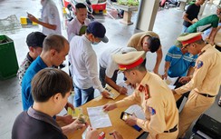 CSGT vào bến tuyên truyền, kiểm tra tài xế trước khi khởi hành