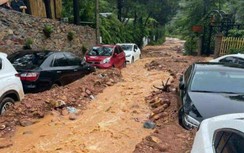 Lở đất ở Sóc Sơn, nhiều ô tô không thể di chuyển