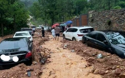Loạt ô tô mắc kẹt ở Sóc Sơn do lở đất: Vẫn đang cho máy xúc đất xử lý