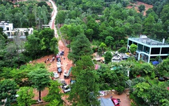 Video: Cảnh giải cứu hàng loạt ô tô bị mắc kẹt sau lở đất ở Hà Nội