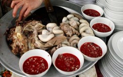 Cảnh báo nhiều ca viêm não, suy gan, thận sau khi ăn tiết canh, lòng lợn