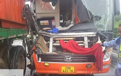 Xe khách hư hỏng nặng sau tai nạn liên hoàn trên cao tốc Nội Bài - Lào Cai