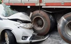 Xe tải tuột dốc tông bẹp đầu ô tô con phía sau