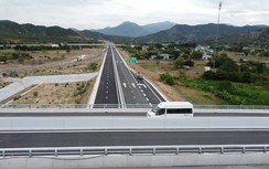 Tài xế ô tô hú hồn khi bị bắn đá trúng xe trên cao tốc Nha Trang - Cam Lâm