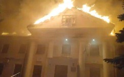 Ukraine tấn công bằng bom đạn chùm, làm cháy nhà, trường học tại Donetsk