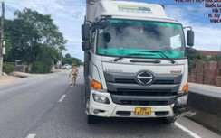 Nữ công nhân quét dọn vệ sinh trên QL1A bị xe tải tông tử vong