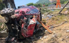 Ô tô con mất lái đâm hai cột điện, văng cả đầu máy ra ngoài