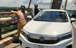 Nam phóng viên ngăn người phụ nữ bỏ lại con nhỏ, định nhảy cầu Cần Thơ