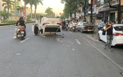 Video TNGT 9/8: Xe 4 chỗ lật ngửa sau tai nạn liên hoàn