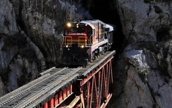 Video: Hành trình nghẹt thở trên tuyến đường sắt cao thứ hai thế giới