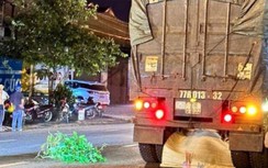 Xe máy va chạm xe đầu kéo, một người tử vong