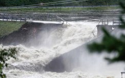 Cận cảnh mưa lũ cuốn trôi nhà, làm vỡ đập, sập cầu đường sắt tại Na Uy