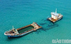 Nỗi lo từ xác con tàu “ma” gãy đôi ở biển Quảng Ngãi