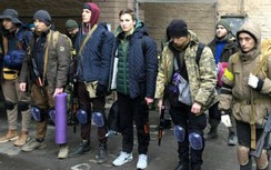 Nam giới Ukraine hối lộ quan chức tới 10.000 USD để trốn nghĩa vụ quân sự