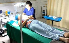 Phát hiện nhân viên lao công cơ sở thẩm mỹ phẫu thuật căng da mặt cho khách
