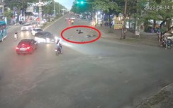 Chạy xe tốc độ cao qua ngã tư, thanh niên đối đầu ô tô, 19 giây kinh hoàng