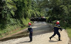 Lào Cai: Xe bồn lật ngang trên QL279, cảnh sát nỗ lực khắc phục hậu quả