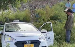 Bàng hoàng phát hiện người đàn ông tử vong dưới xe taxi bên hồ sen